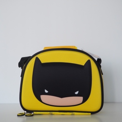 Mala infantil amarela com rosto do Batman preto e bege