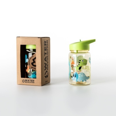 Garrafa de plástico transparente com desenhos de dinossauros e tampa verde ao lado da embalagem de cartão castanho Water Revolution