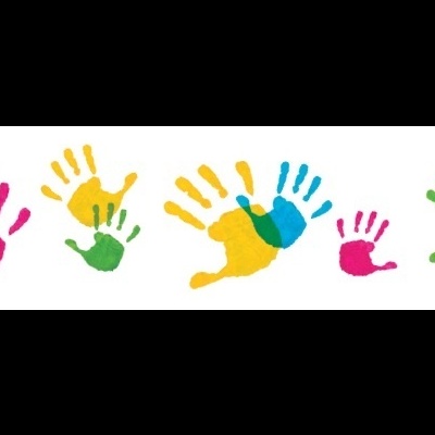 Impressões de mãos coloridas em fundo branco.