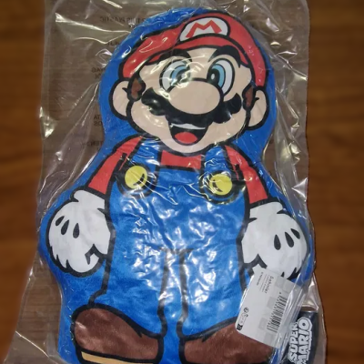 Pelúcia Super Mario em embalagem plástica transparente com etiqueta e código de barras