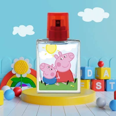 Frasco de perfume Peppa Pig com personagens e tampa vermelha