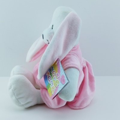 Urso de peluche branco com roupa rosa sentado