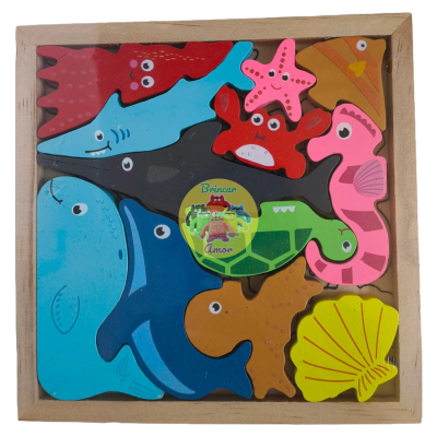 Puzzle de madeira colorido com animais marinhos num tabuleiro de madeira