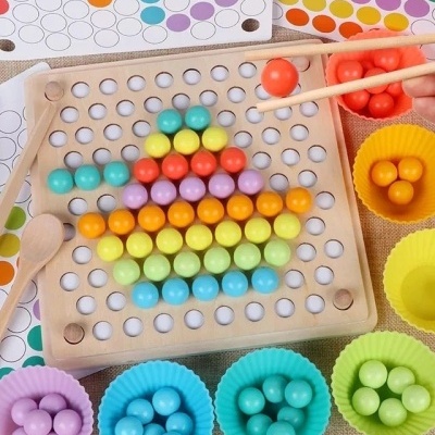 Jogo de tabuleiro de madeira com bolas coloridas e utensílios, suportes de silicone e padrões de bolas coloridas