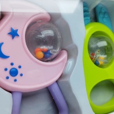 Brinquedo infantil colorido de animais e lua em embalagem branca e amarela