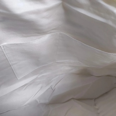 Interior de saco ou mochila branco com bolso interno