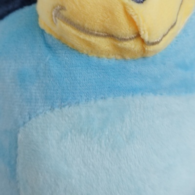 Peluche azul claro e amarelo com textura felpuda