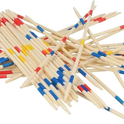 Palitos de madeira com marcas coloridas em vermelho, azul e amarelo sobre fundo branco