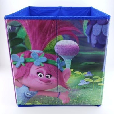 Caixa organizadora colorida com personagem de desenho animado com cabelo rosa e flores azuis