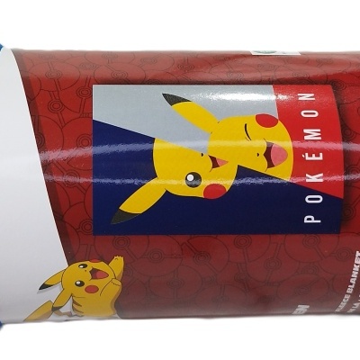 Manta azul com etiqueta vermelha de Pokémon e imagem do Pikachu