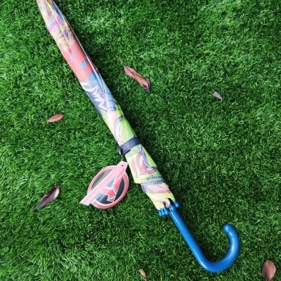 Guarda-chuva fechado com estampa dos Avengers sobre relva verde