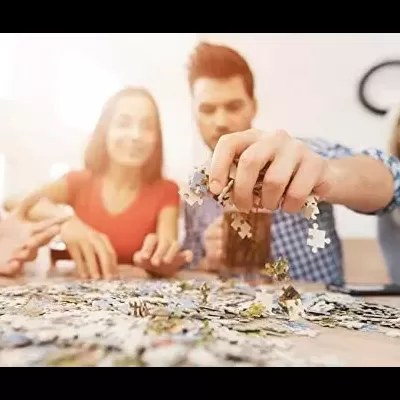 Quatro pessoas montando um puzzle colorido numa mesa