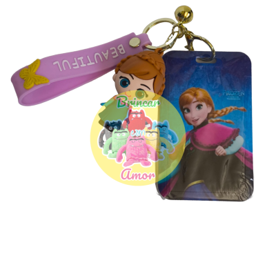 Chaveiro com personagem Anna de Frozen e acessórios em fundo branco