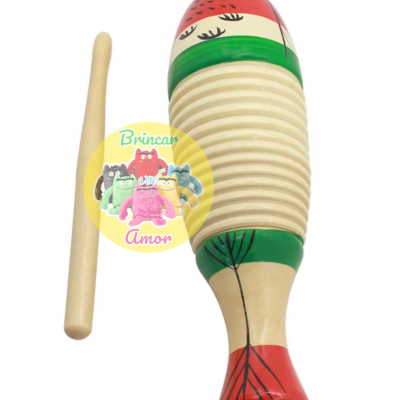 Instrumento musical de madeira colorida com bastão e selo amarelo com texto.