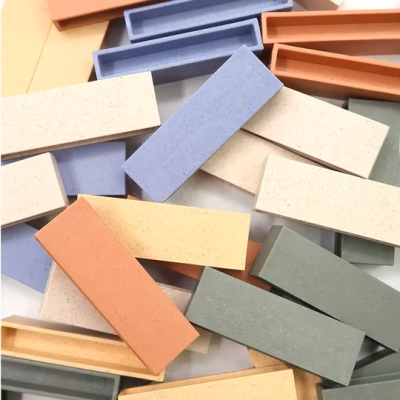 Peças retangulares de cerâmica coloridas empilhadas