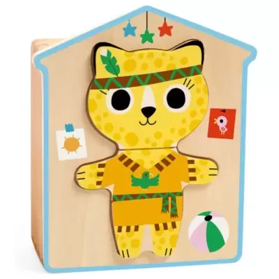 Brinquedo de madeira em forma de casa com figura de um gato amarelo e roupas decorativas