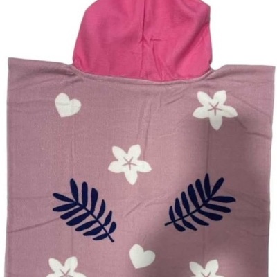 Capa de tecido rosa e lilás com capuz e estampado floral e formas de corações.