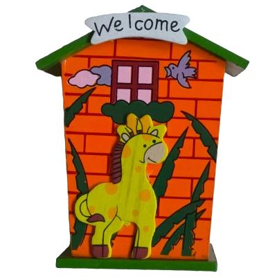 Caixa decorativa de madeira com desenho de girafa amarela e palavra 'Welcome'