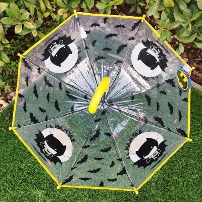 Guarda-chuva transparente com padrão de morcegos e personagens Batman cartoon