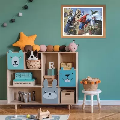 Móvel de madeira com caixas de animais, brinquedos e quadro do Homem-Aranha numa parede verde