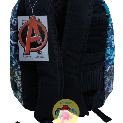 Mochila com alças pretas e etiqueta com símbolo vermelho 'A' pendurada em fundo branco