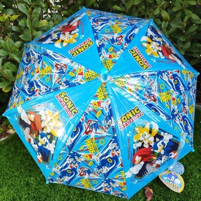 Guarda-chuva infantil azul com personagens do Sonic sobre relva.
