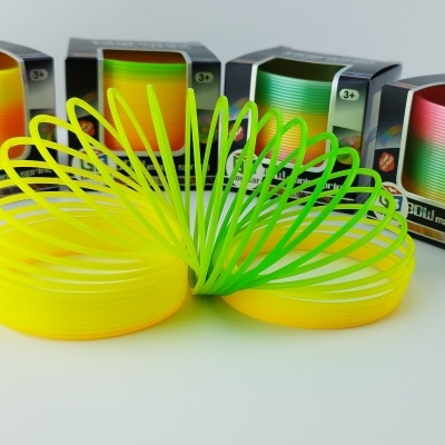 Conjunto de molas coloridas em plástico com diverso embalagens