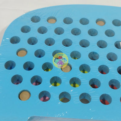 Base quadrada azul com furos circulares e autocolante 'Dream Clean' embalada em plástico