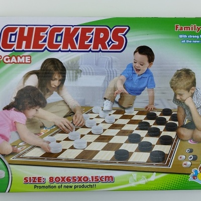 Jogo de damas gigante com crianças a jogar no tabuleiro no chão