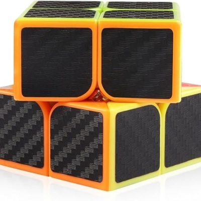 Cubo mágico colorido com textura de carbono e moldura laranja e amarela