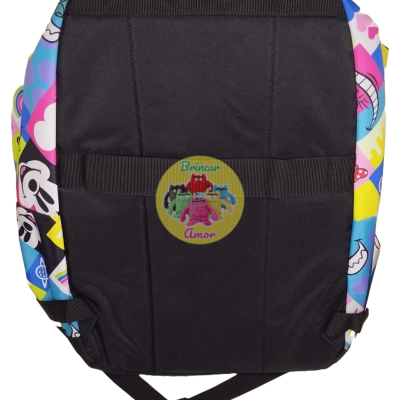 Mochila colorida com costas pretas e etiqueta 'Brincar Amor'