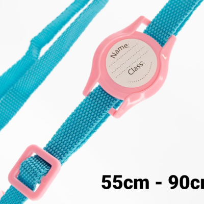Correia azul com estrutura cor-de-rosa e etiqueta para nome e classe