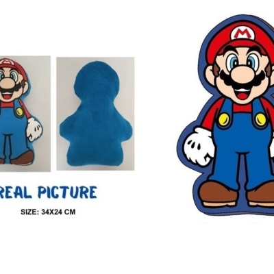 Almofada do personagem Mario em tecido colorido com texto e medidas visíveis.