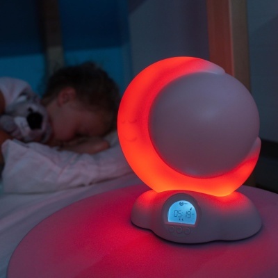 Lâmpada de mesa redonda com luz vermelha e base branca com ecrã digital azul