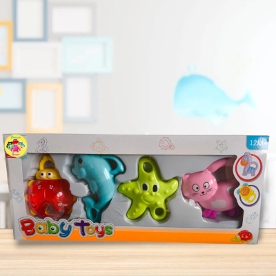 Brinquedos de bebé coloridos em embalagem com texto 'Baby Toys' e '12M+'.