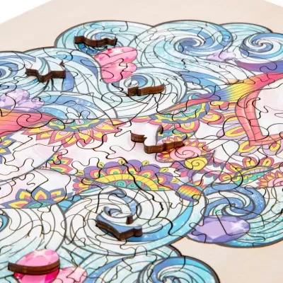 Quebra-cabeças de madeira colorido com padrão artístico e peças em relevo