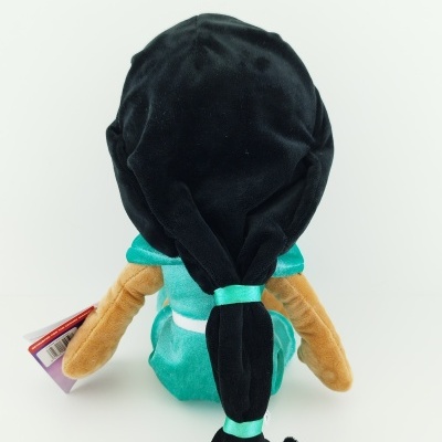 Pelúcia personagem com cabelo preto comprido e vestido verde claro vista de costas