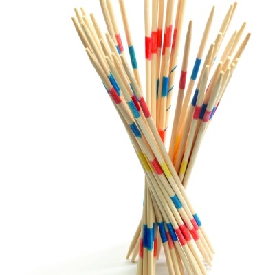 Varetas de madeira coloridas para jogo organizadas