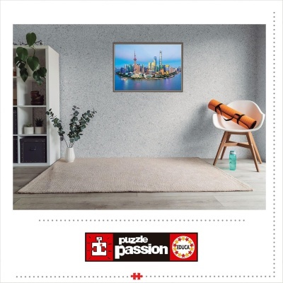 Tapete bege claro no chão com cadeira branca, estante com plantas e quadro da linha do horizonte de cidade