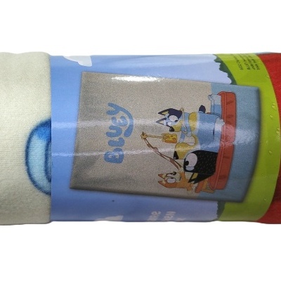 Rolo de toalhas coloridas com embalagem azul clara e ilustração animada