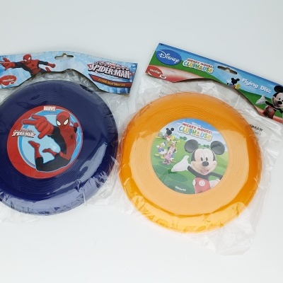 Dois discos de lançamento coloridos com temas Disney e Marvel em embalagem de plástico