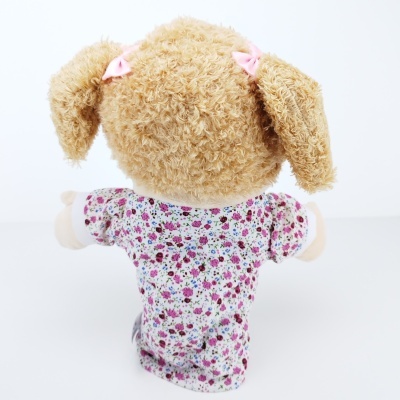 Peluche de cão cor mel com vestido floral visto de costas