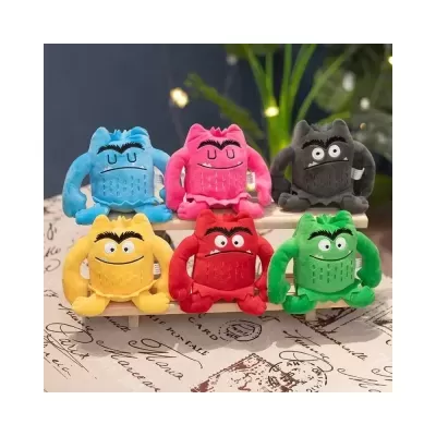 Bonecos de pelúcia coloridos em forma de monstros com olhos expressivos e sobrancelhas grossas