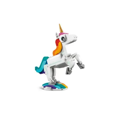 Escultura de unicórnio em blocos de construção com cores branco, laranja, vermelho, rosa, azul, verde e dourado