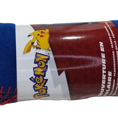 Manta polar azul com costura vermelha e etiqueta Pokémom com personagem Pikachu