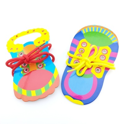 Duas sandálias de madeira coloridas com cordões para amarrar