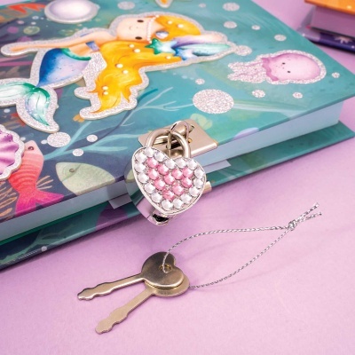 Livro infantil colorido com cadeado em forma de coração e chaves