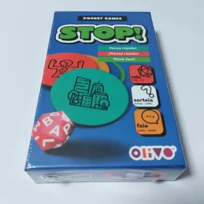 Caixa azul do jogo STOP! com círculos coloridos e dado vermelho com letras brancas