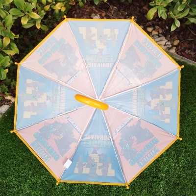 Guarda-chuva amarelo e azul com estampa Minecraft sobre relva