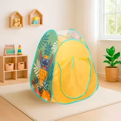 Tenda de brincar infantil amarela com desenho de personagem azul, numa sala com tapete e planta
